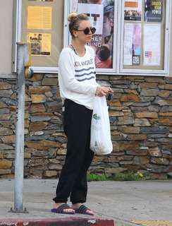 Kaley Cuoco feet photo thumbnail