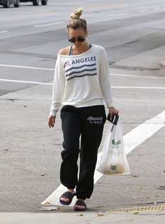 Kaley Cuoco feet photo thumbnail