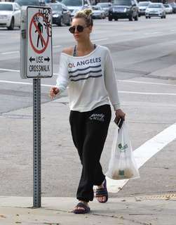 Kaley Cuoco feet photo thumbnail