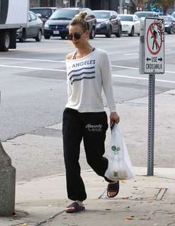 Kaley Cuoco feet photo thumbnail
