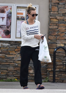 Kaley Cuoco feet photo thumbnail