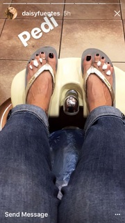 Daisy Fuentes feet photo thumbnail
