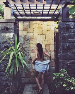 Shay Mitchell feet photo thumbnail