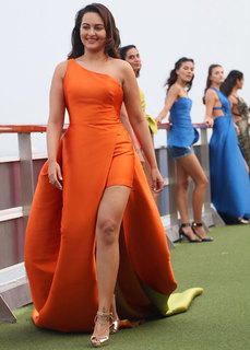 Sonakshi Sinha feet photo thumbnail