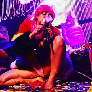 Miley Cyrus feet photo thumbnail