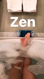Josephine Skriver feet photo thumbnail