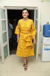 Taapsee Pannu feet photo thumbnail