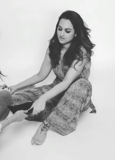 Sonakshi Sinha feet photo thumbnail