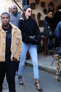 Kendall Jenner feet photo thumbnail