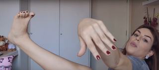 Kéfera Buchmann feet photo thumbnail