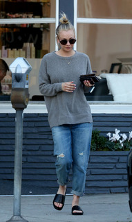 Kaley Cuoco feet photo thumbnail