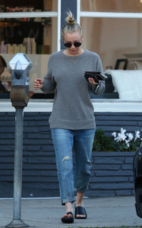 Kaley Cuoco feet photo thumbnail