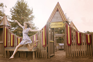 Taylor Swift feet photo thumbnail