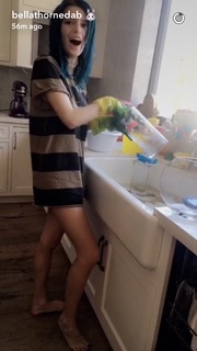 Bella Thorne feet photo thumbnail