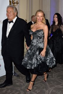 Pamela Anderson feet photo thumbnail