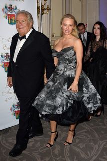 Pamela Anderson feet photo thumbnail