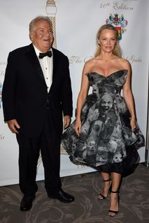 Pamela Anderson feet photo thumbnail