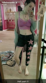 Bella Thorne feet photo thumbnail