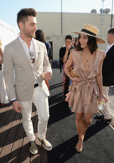 Vanessa Hudgens feet photo thumbnail