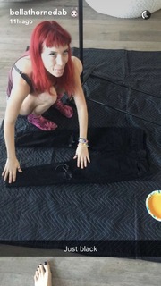 Bella Thorne feet photo thumbnail