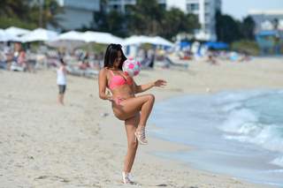 Claudia Romani feet photo thumbnail