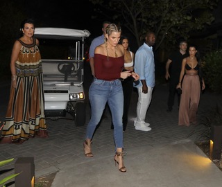 Khloé Kardashian feet photo thumbnail