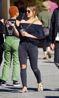 Hilary Duff feet photo thumbnail