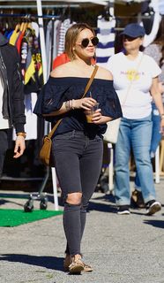 Hilary Duff feet photo thumbnail