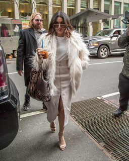 Vanessa Hudgens feet photo thumbnail
