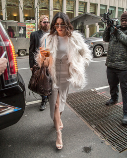 Vanessa Hudgens feet photo thumbnail