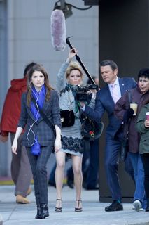 Elizabeth Banks feet photo thumbnail
