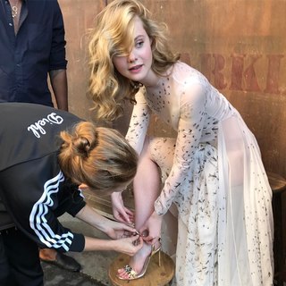 Elle Fanning feet photo thumbnail