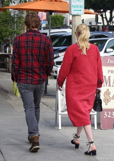 Emma Roberts feet photo thumbnail