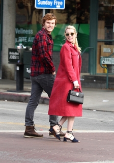 Emma Roberts feet photo thumbnail
