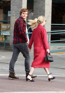 Emma Roberts feet photo thumbnail