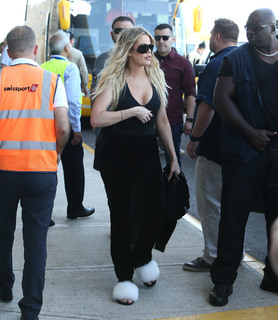 Khloé Kardashian feet photo thumbnail