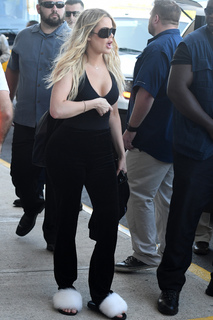 Khloé Kardashian feet photo thumbnail