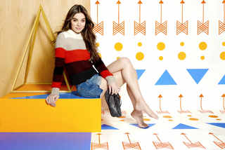 Hailee Steinfeld feet photo thumbnail