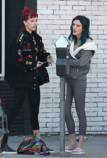 Bella Thorne feet photo thumbnail