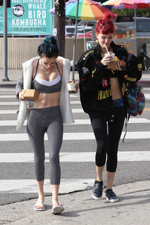 Bella Thorne feet photo thumbnail