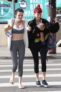 Bella Thorne feet photo thumbnail