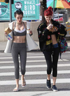 Bella Thorne feet photo thumbnail