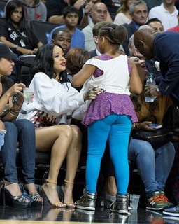 Rihanna feet photo thumbnail
