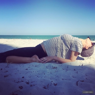 Alexandra Daddario feet photo thumbnail