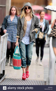 Fearne Cotton feet photo thumbnail