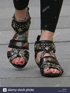 Fearne Cotton feet photo thumbnail