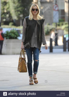 Fearne Cotton feet photo thumbnail