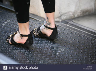 Fearne Cotton feet photo thumbnail