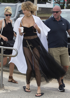 Karlie Kloss feet photo thumbnail