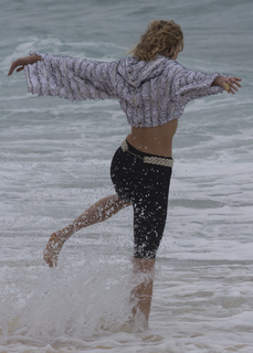 Karlie Kloss feet photo thumbnail